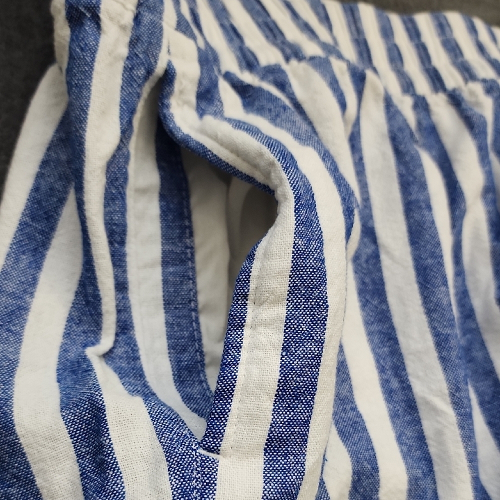 $4 FIRM 🌟FINAL MARK DOWN🌟 Old Navy Blue & White Striped Women’s Shorts - Picture 8 of 9
